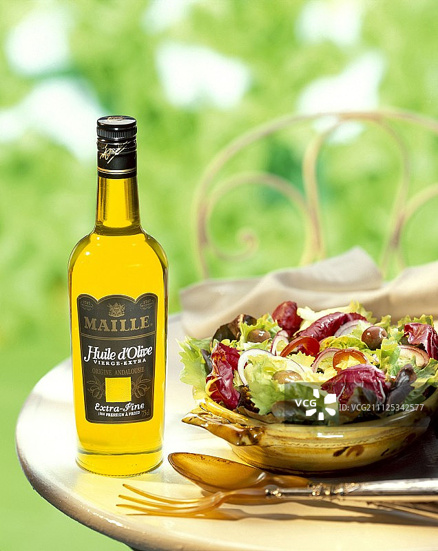 混合生菜与Maille橄榄油图片素材