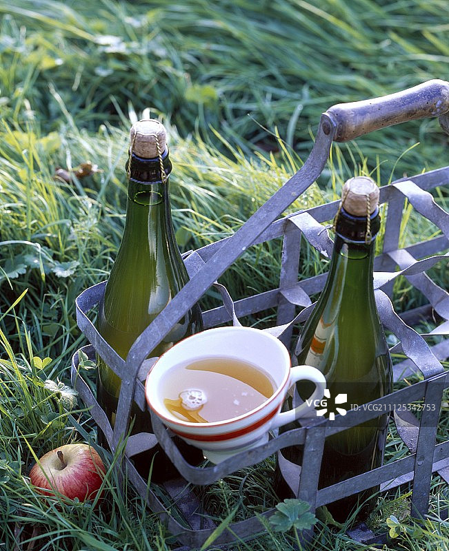 苹果酒瓶和碗图片素材