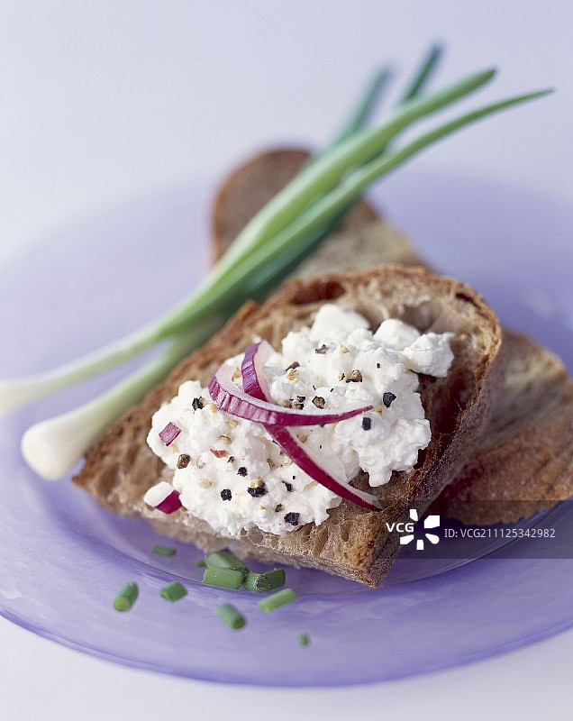 面包上的茅屋奶酪和韭菜图片素材