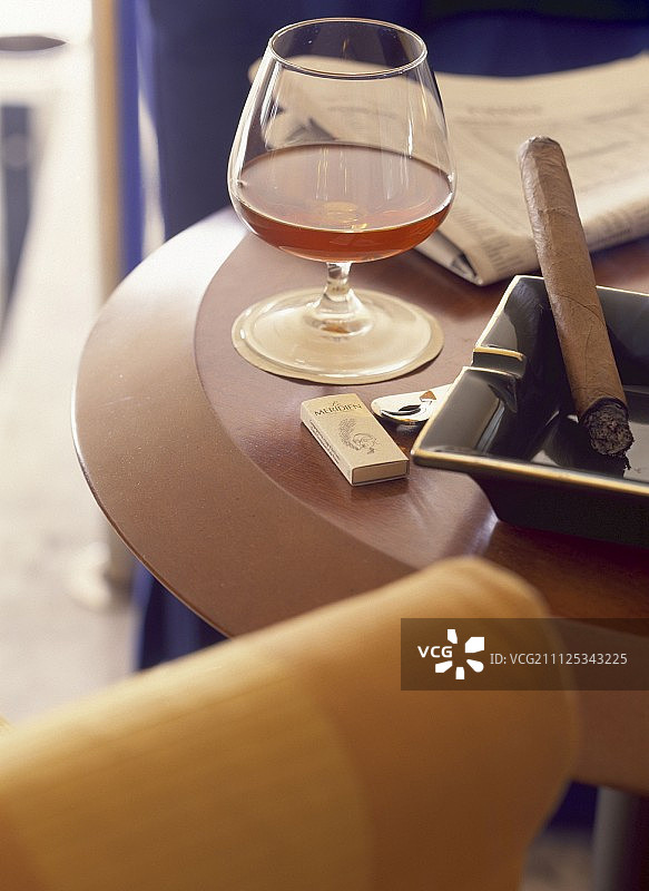威士忌和雪茄图片素材