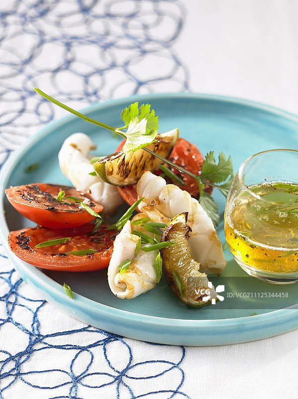 烤鱿鱼配番茄图片素材