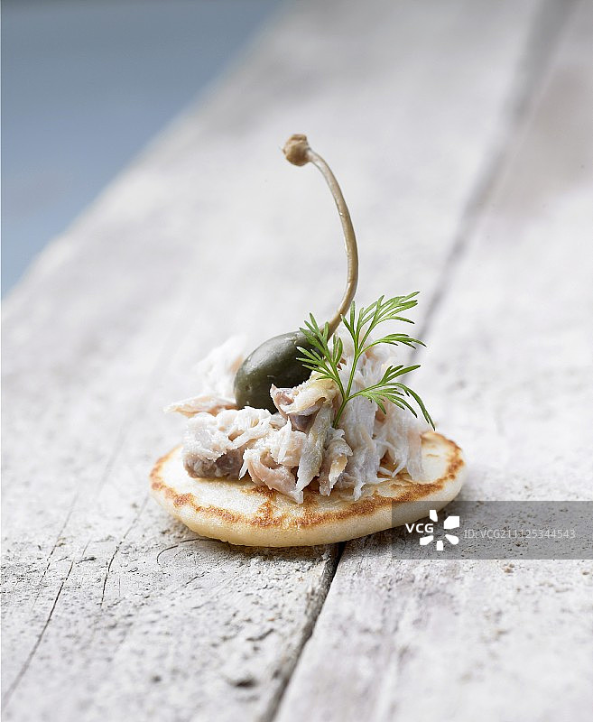 鲭鱼和刺山柑迷你薄饼图片素材