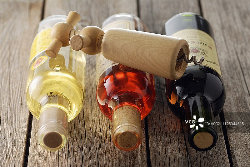各种瓶装葡萄酒和开瓶器图片素材