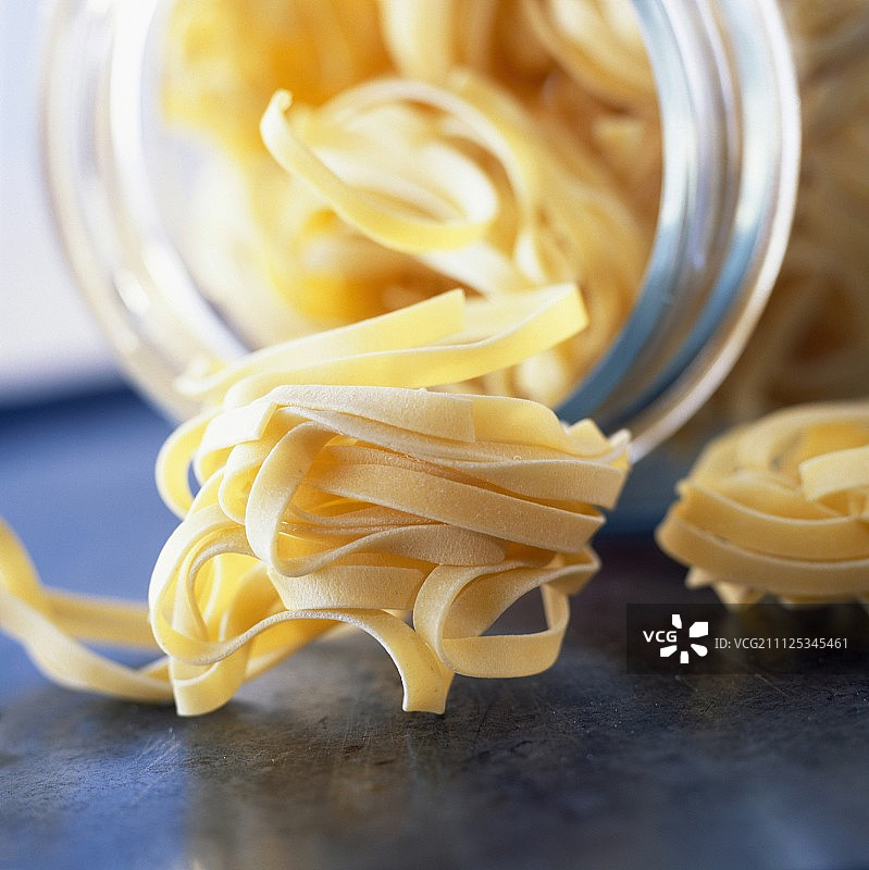 罐子里的干意面巢图片素材