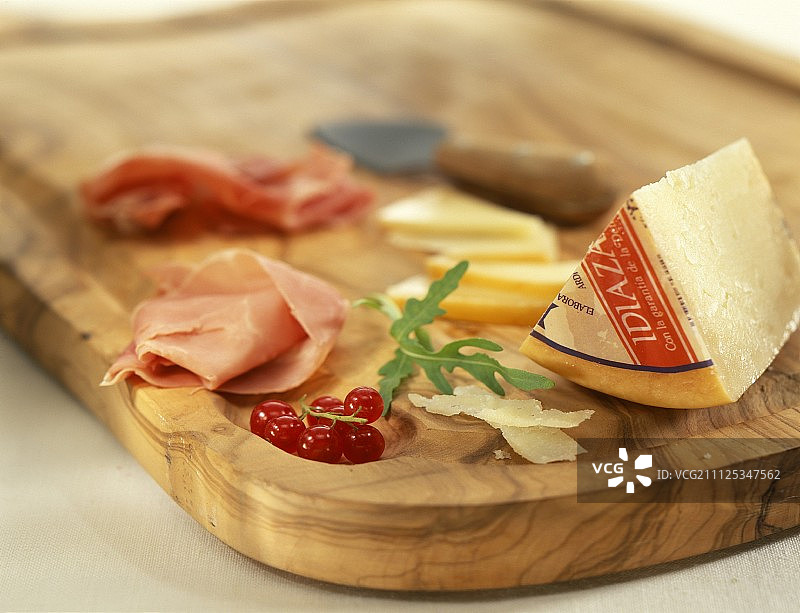 熟肉和曼彻格奶酪托盘图片素材