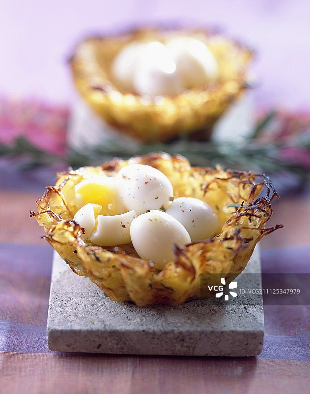 鹌鹑溏心蛋土豆窝图片素材