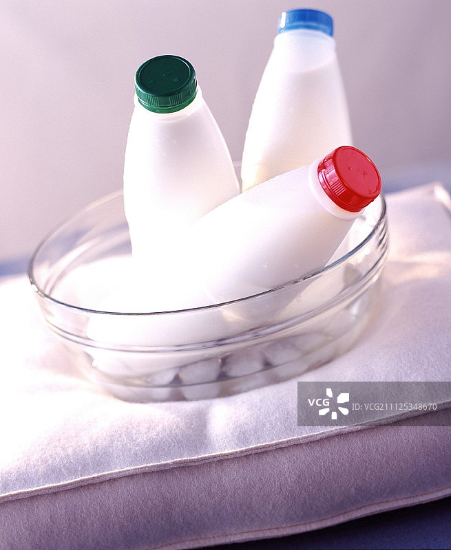 牛奶瓶图片素材