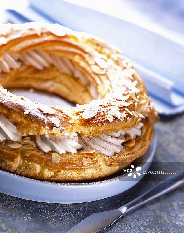 巴黎-布雷斯特泡芙和果仁奶油蛋糕图片素材