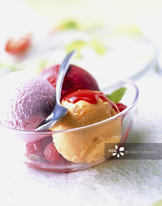 覆盆子酱冰淇淋球图片素材