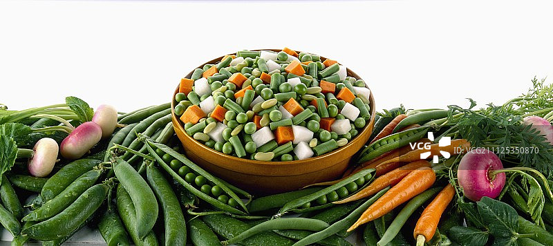 混合土豆、豆类和胡萝卜碗图片素材