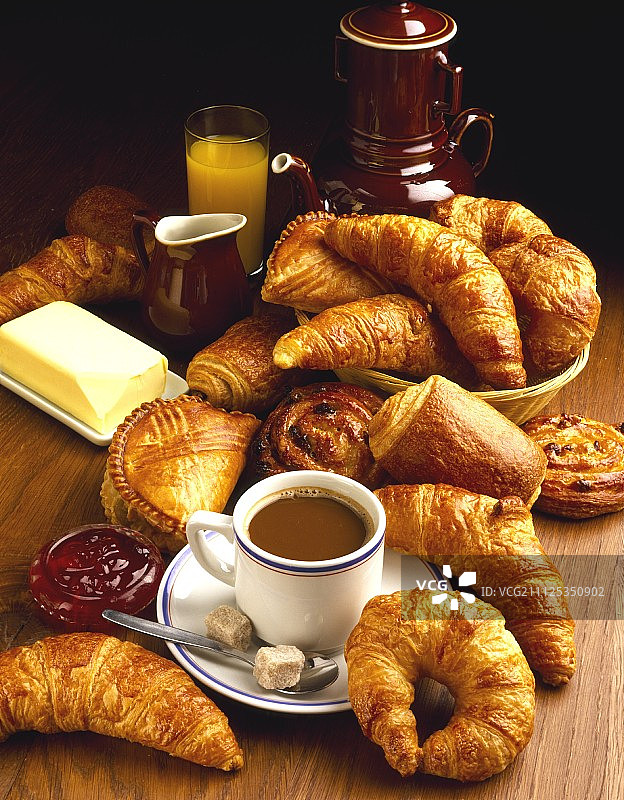 羊角面包、糕点和一杯白咖啡图片素材