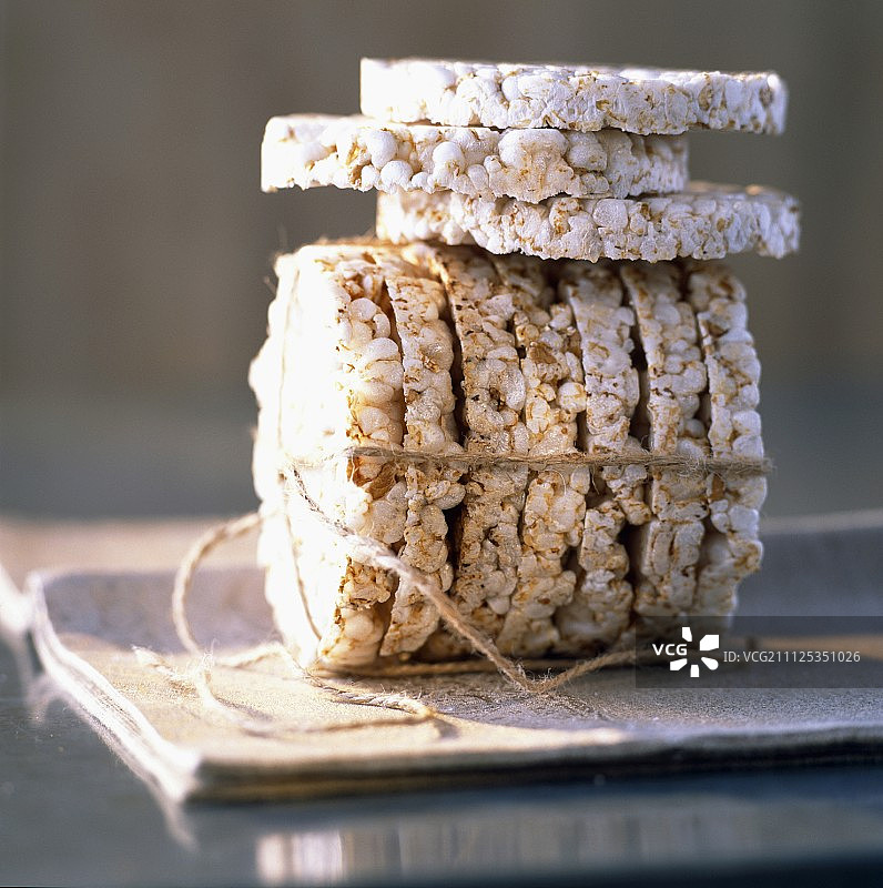 米饭和膨化二粒小麦饼图片素材