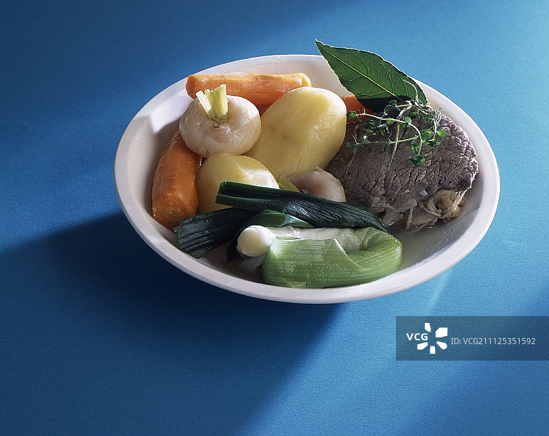 法式牛肉蔬菜汤拼盘图片素材