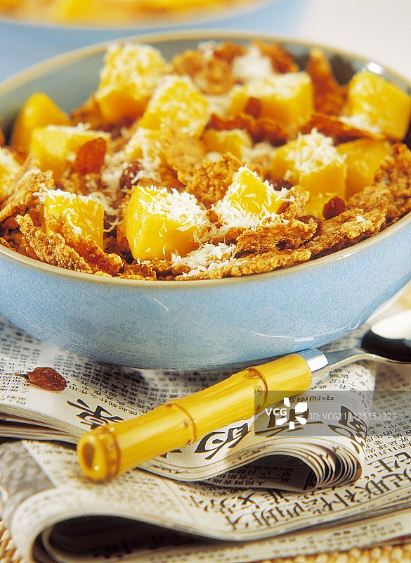 芒果椰奶麦片碗图片素材