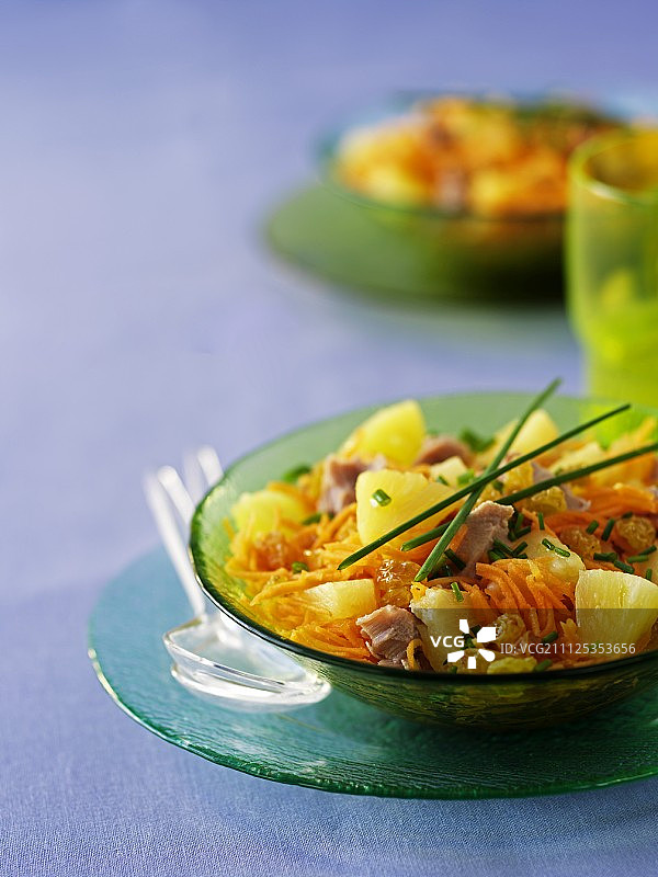 胡萝卜、金枪鱼和葡萄干沙拉图片素材