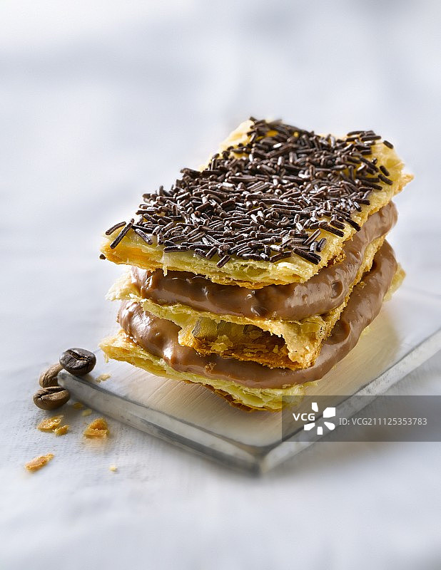酥脆的酥皮和咖啡奶油千层酥图片素材