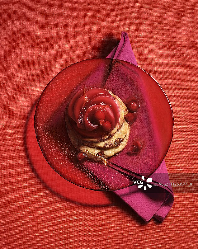 奶油酥饼、布鲁尼翁和蔓越莓甜点图片素材