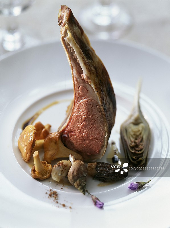 羊排配蘑菇贝类酱图片素材