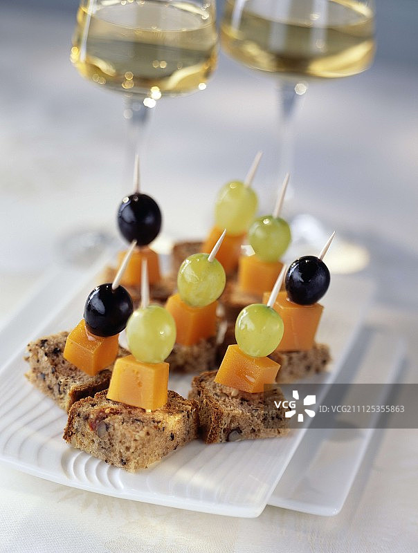 一口大小的核桃蛋糕图片素材