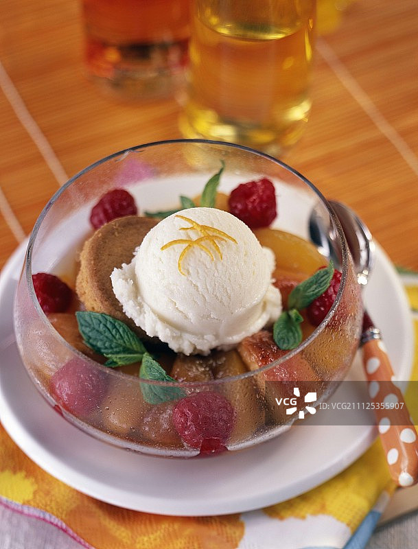 花形桃子和覆盆子上的冰淇淋球图片素材