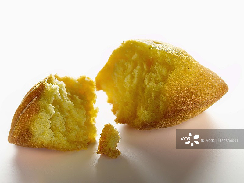 掰成两半的玛德琳图片素材