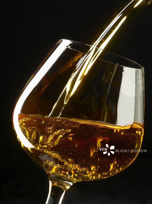 倒一杯干邑图片素材