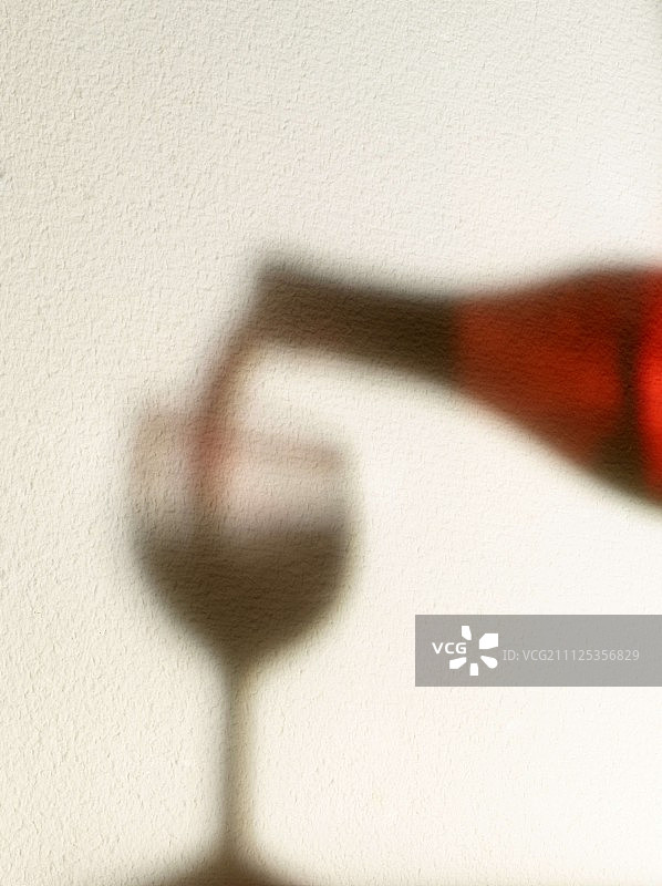 红酒瓶和酒杯的阴影图片素材