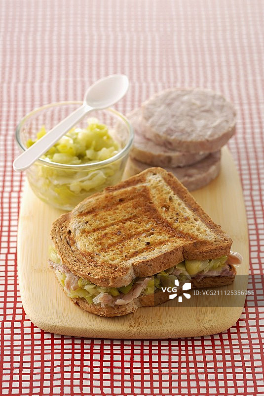 盖梅内猪杂香肠烤三明治配韭葱火锅图片素材