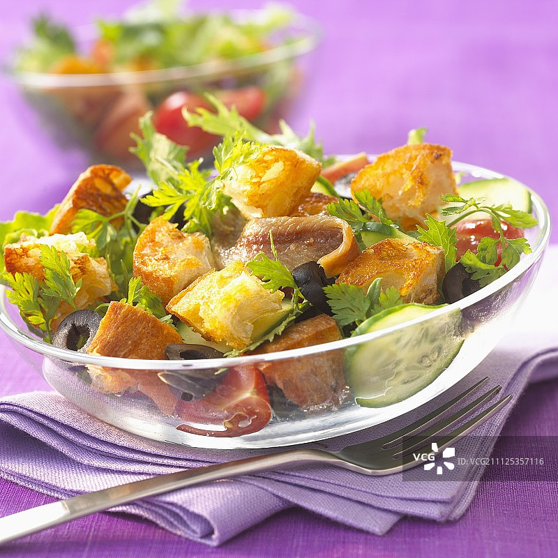 什锦沙拉配面包和鲱鱼图片素材