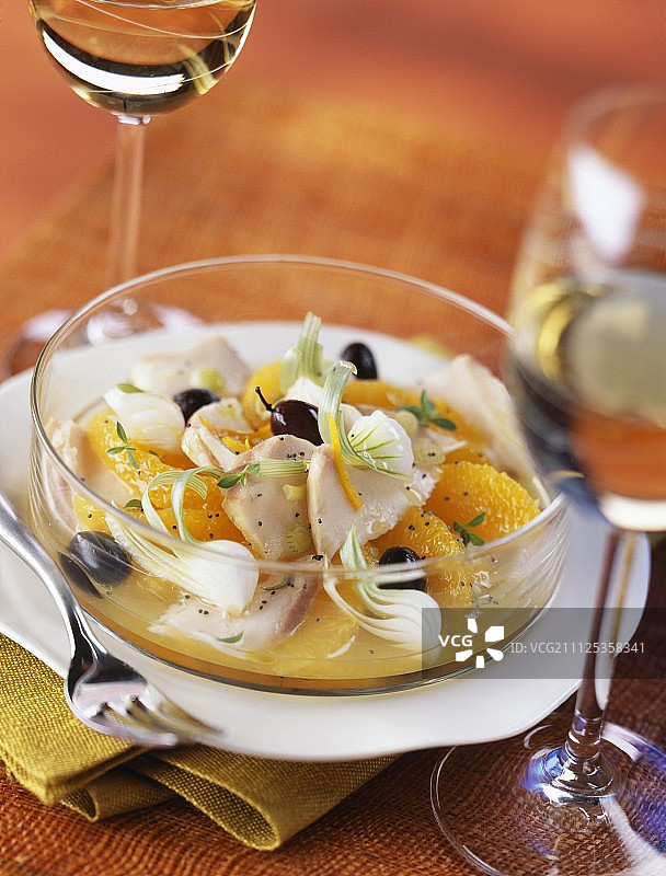 烤石斑鱼配橙子沙拉图片素材