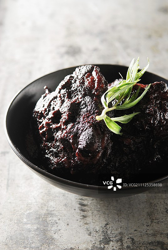 红酒烩羊颈肉配龙蒿图片素材