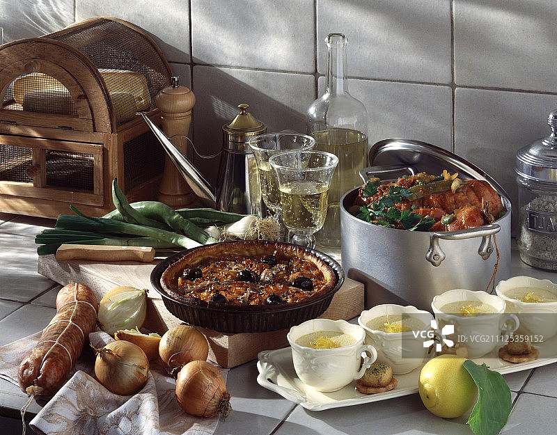 普罗旺斯菜单：洋葱银鱼馅饼、砂锅火腿和柠檬慕斯图片素材