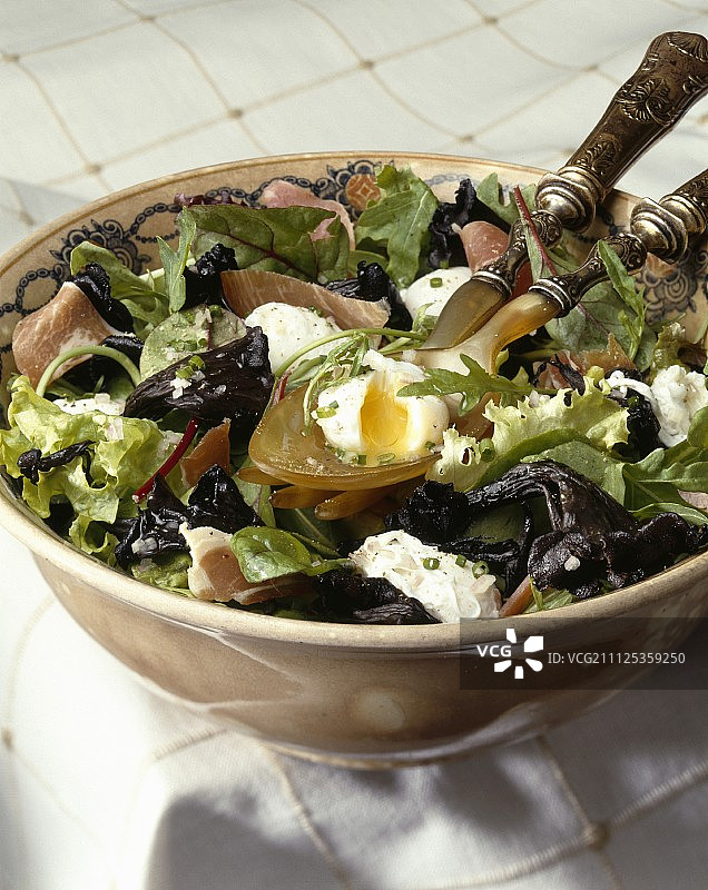 鹌鹑蛋配黑喇叭菇雪利酒沙拉图片素材