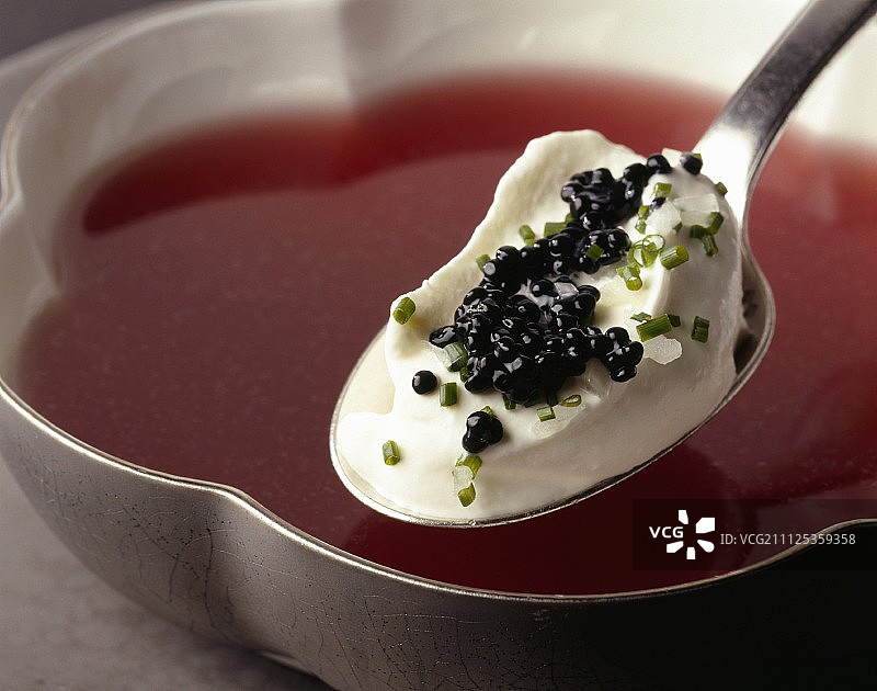 俄式清汤,搭配鲱鱼籽鲜奶油图片素材