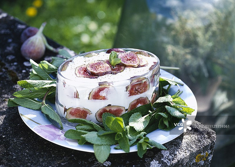 山羊奶酪无花果巴伐利亚奶油甜点图片素材