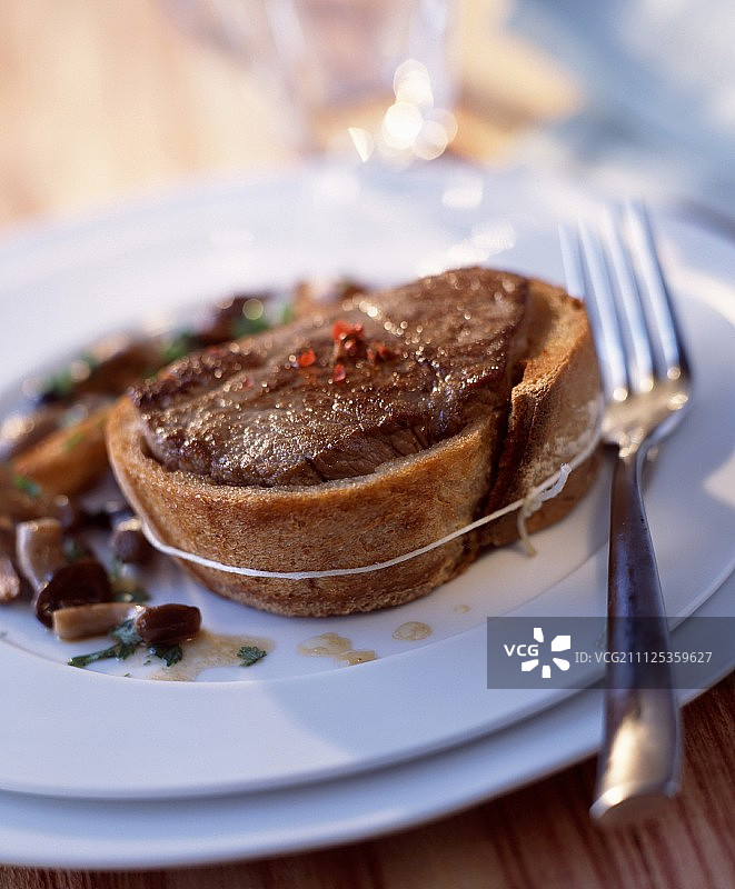 面包皮牛排配煎蘑菇图片素材