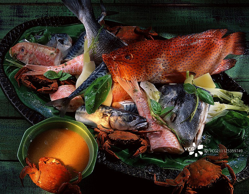 马赛鱼汤和新鲜的鱼图片素材