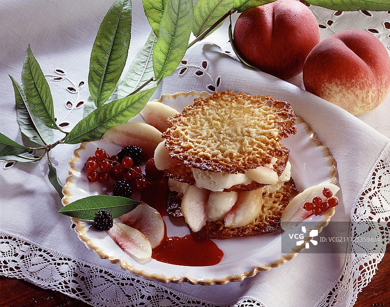 分层桃子和酥皮饼干甜点图片素材