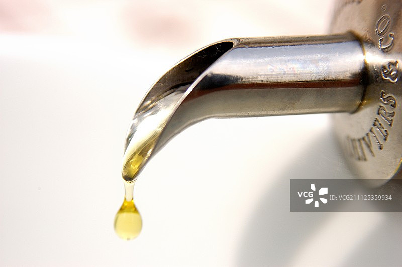 滴落的橄榄油图片素材