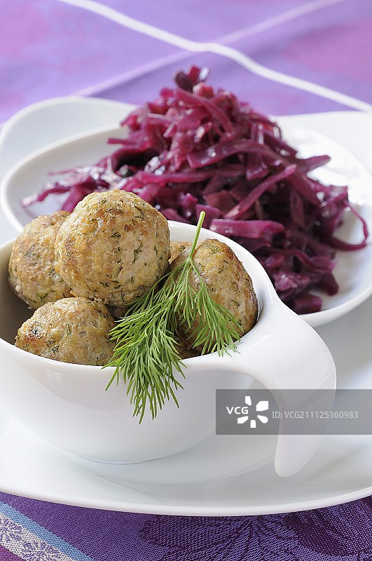 猪肉、莳萝和咖喱肉丸，搭配糖醋红卷心菜图片素材