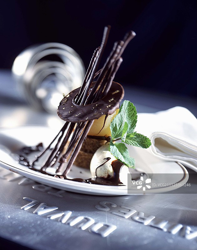水煮桃子、巧克力和香草冰淇淋图片素材