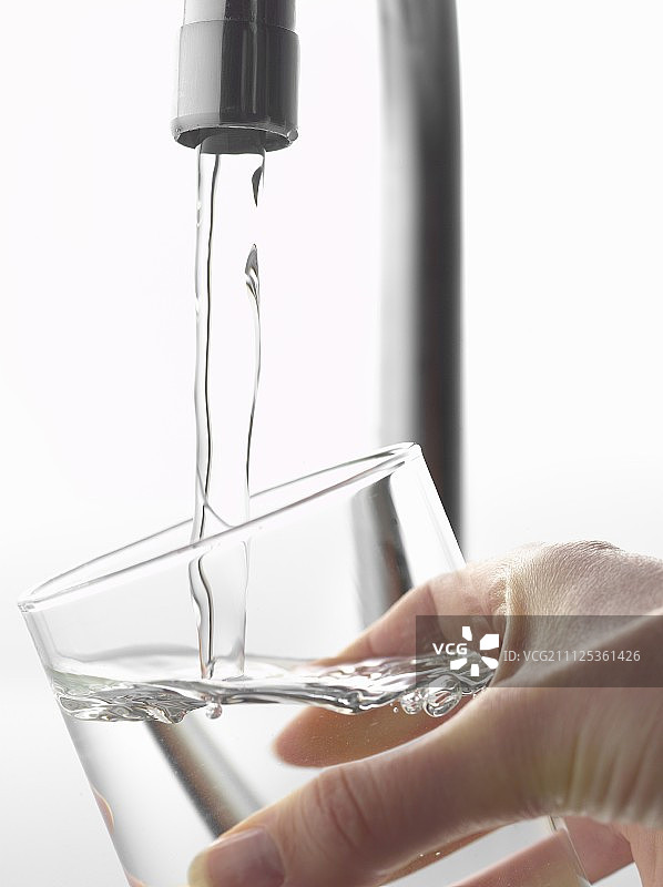 从水龙头往玻璃杯里倒水图片素材