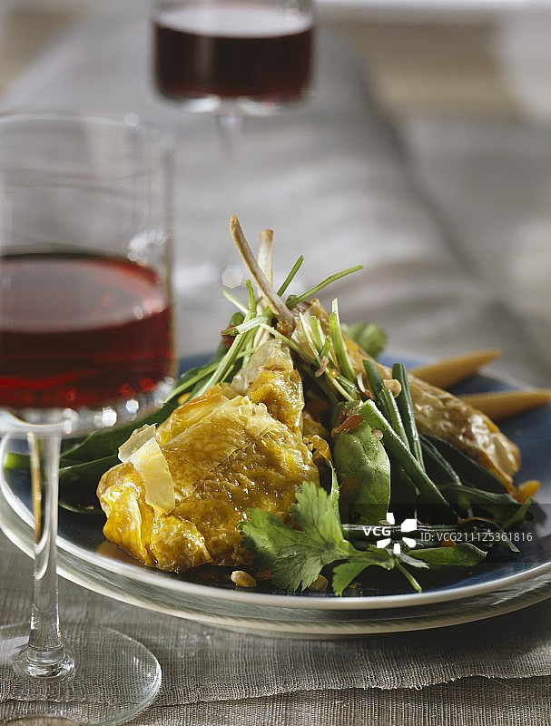 羊里脊肉配千层酥皮图片素材