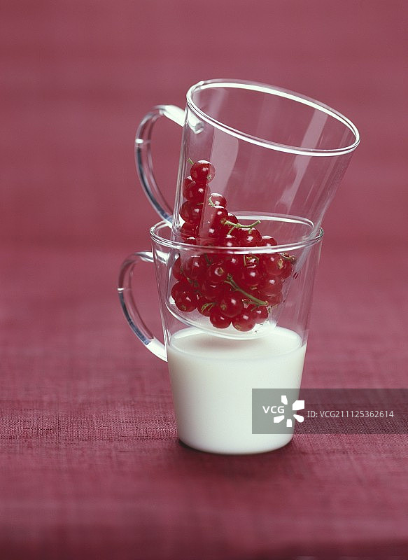 红醋栗与牛奶图片素材
