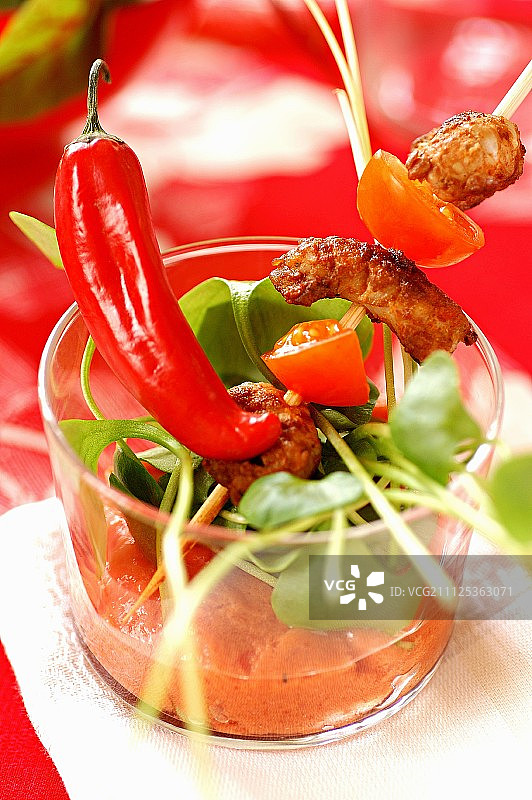 菠菜咖喱番茄汁猪肉串（主题：红色烹饪）图片素材