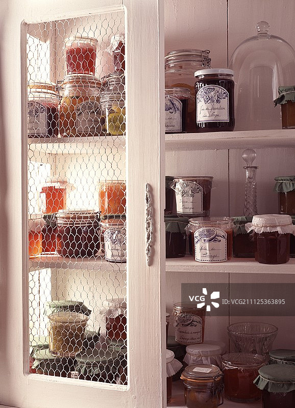 橱柜里的桃子和覆盆子果酱罐图片素材