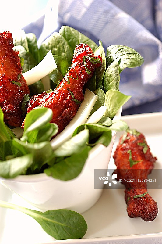 腌制烤鸡腿配豆瓣菜茴香沙拉（夏季烹饪主题）图片素材