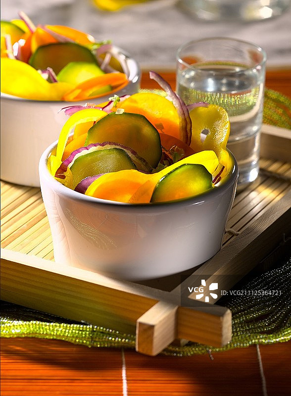 黄色和橙色彩椒、西葫芦和紫色洋葱沙拉（橄榄油烹饪主题）图片素材