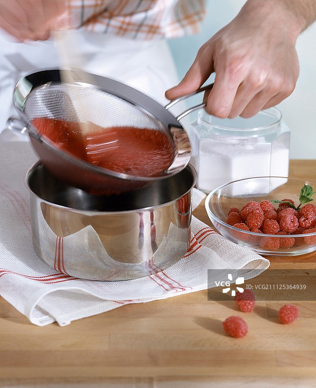 用筛子过滤覆盆子泥图片素材