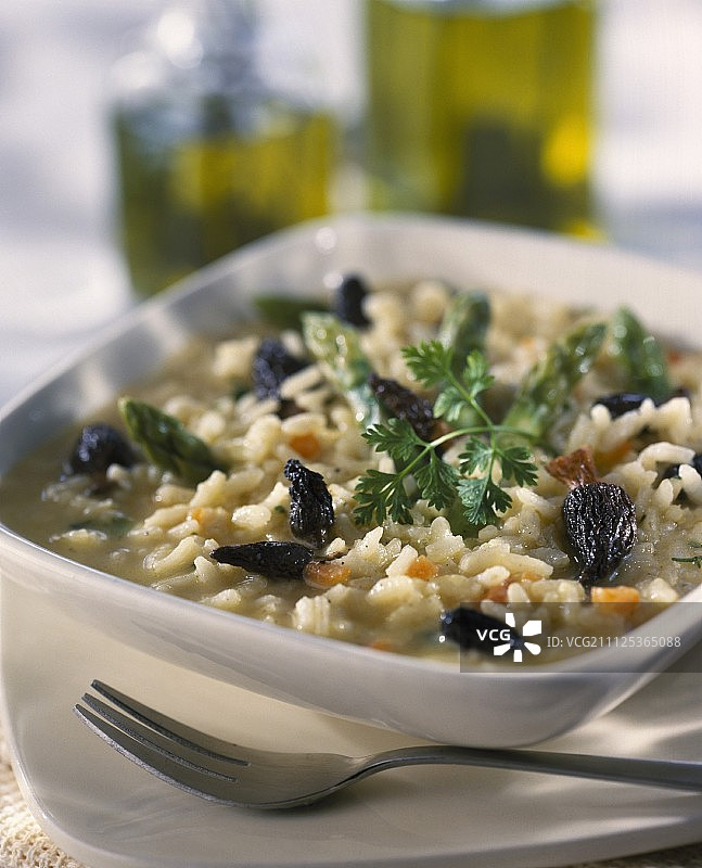 羊肚菌和绿色芦笋烩饭图片素材